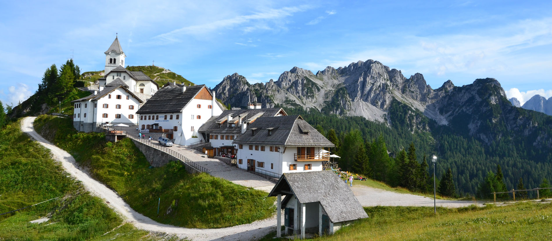 Bebauter Gipfel des Luscharibergs in Norditalien