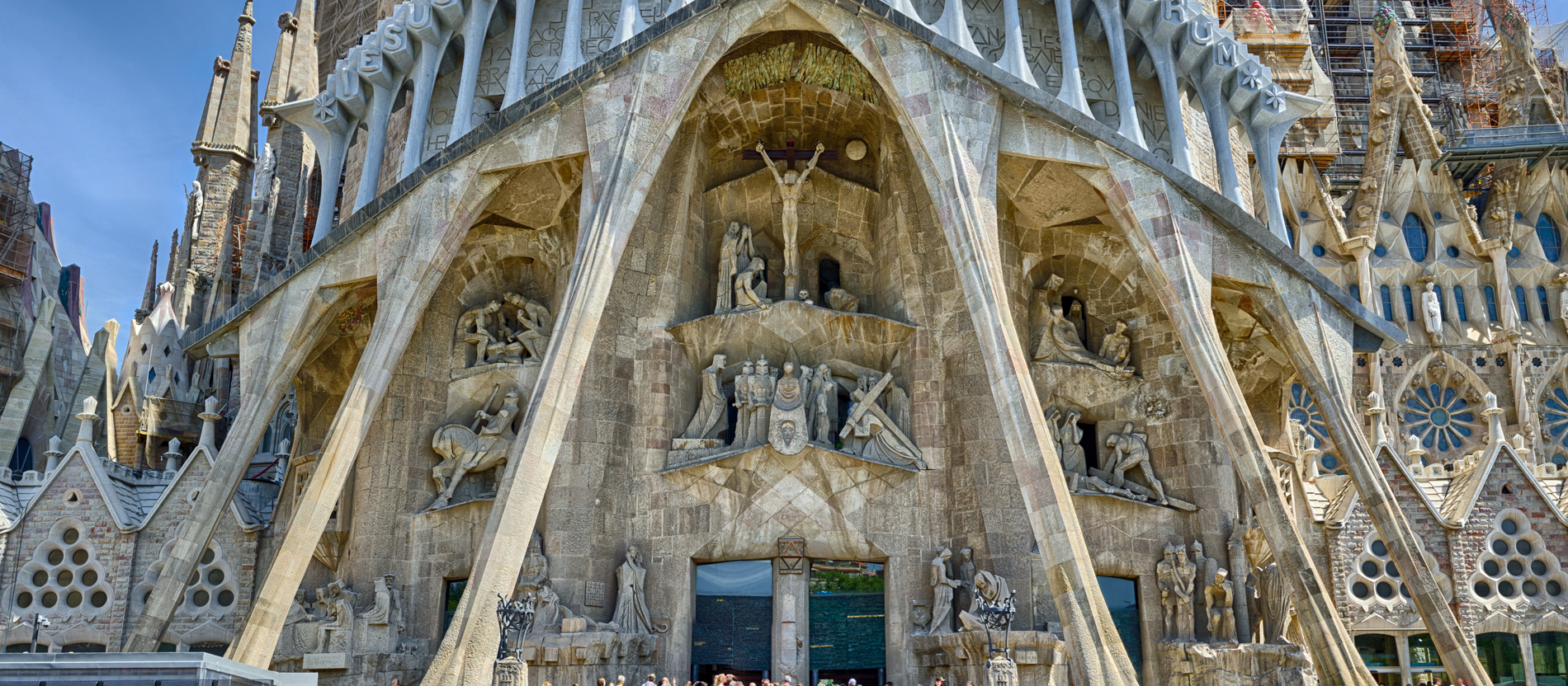 Die Passionsfassade der Kirche Sagrada Familia in Barcelona