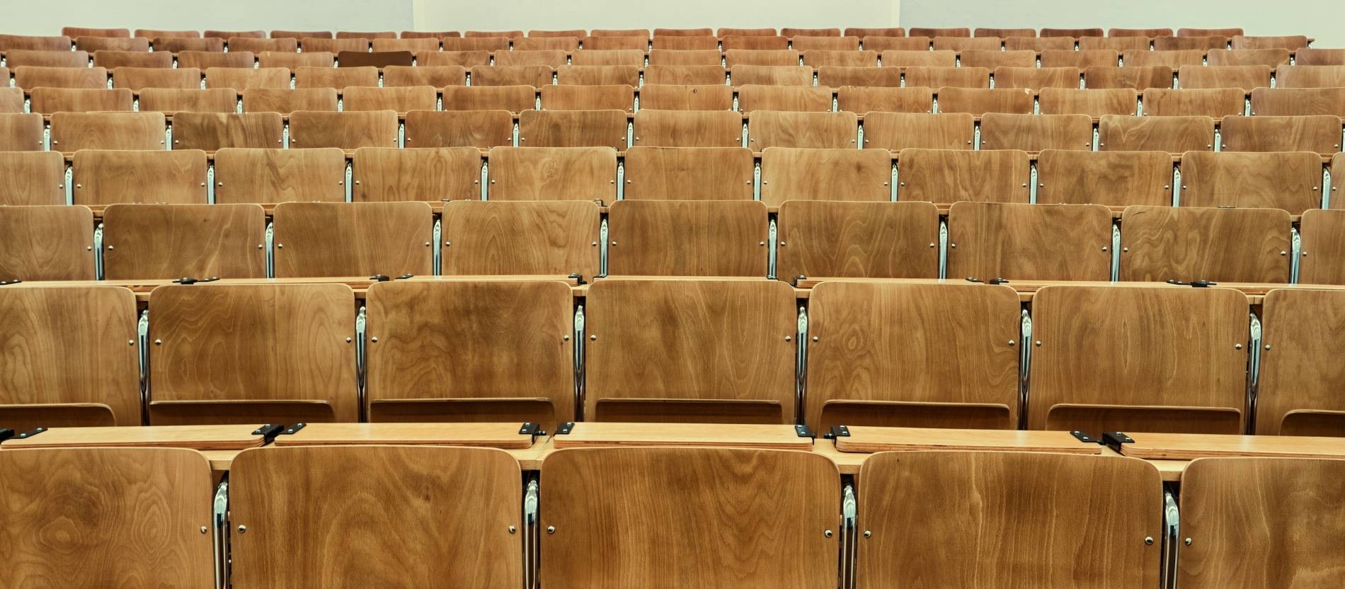 Leere Stühle in einem Hörsaal an einer Universität