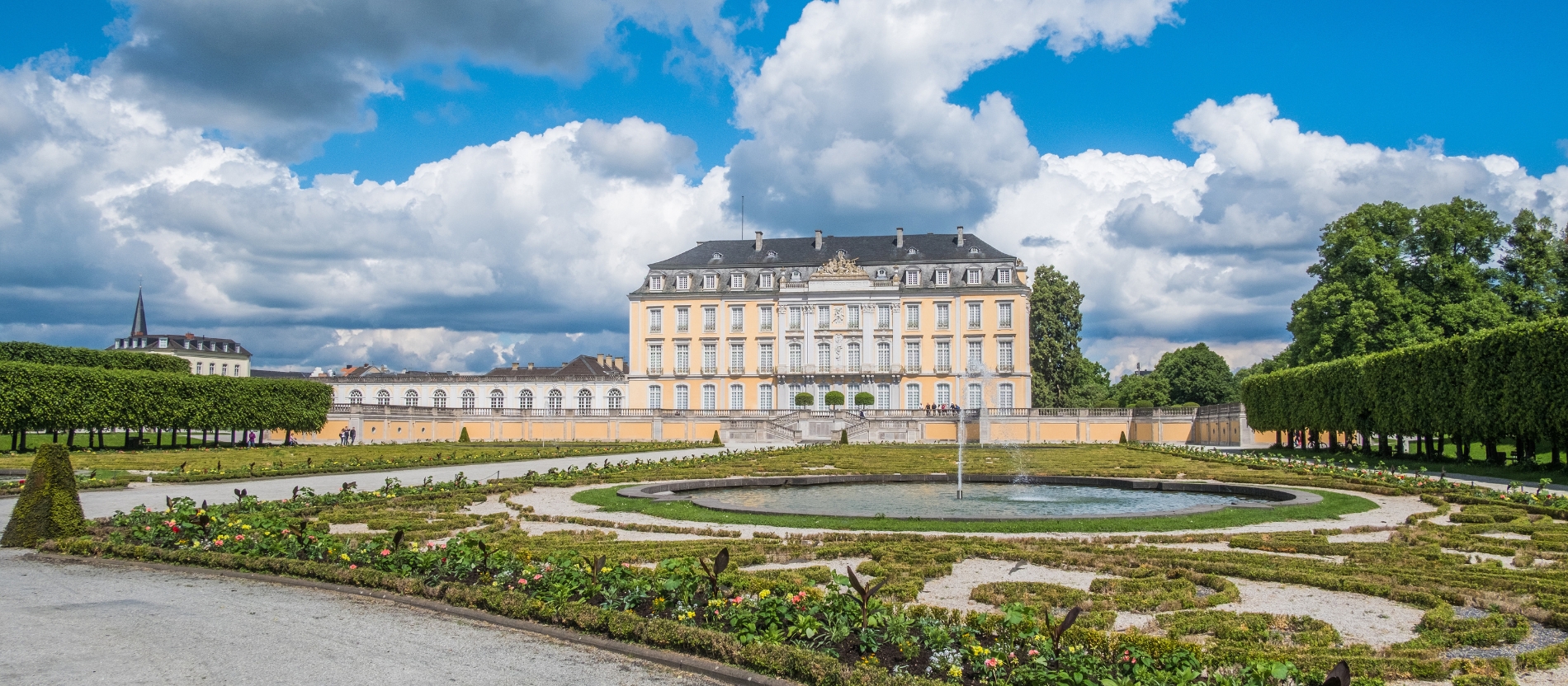 Der barocke Schlosspark mit zwei großen Wasserbecken und Fontänen lädt zum Spazieren ein. 