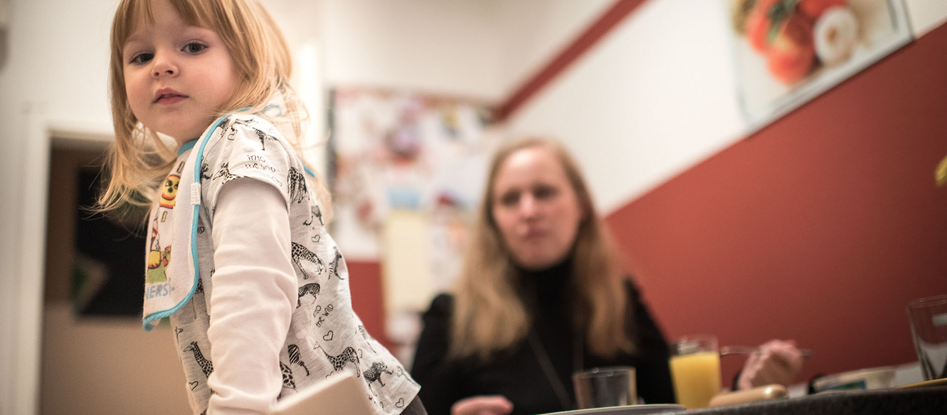 Mutter und Tochter am Küchentisch