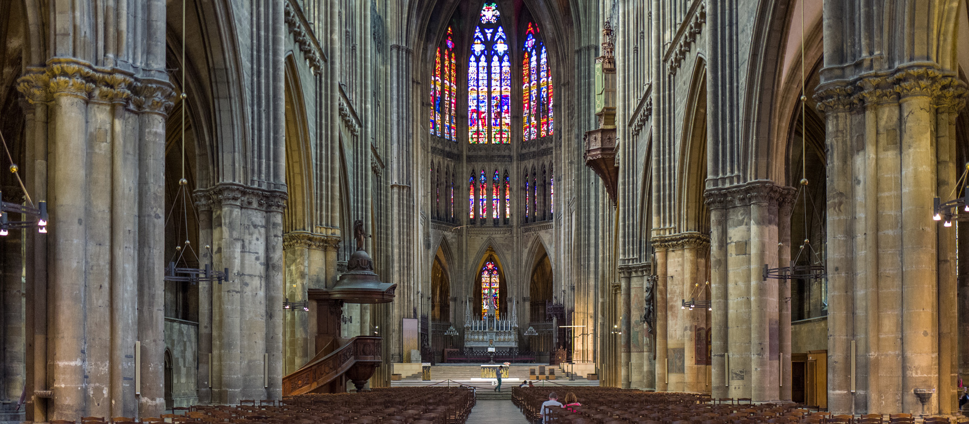 Blick in den Innenraum der gotischen Stephanskathedrale in Metz, Frankreich.
