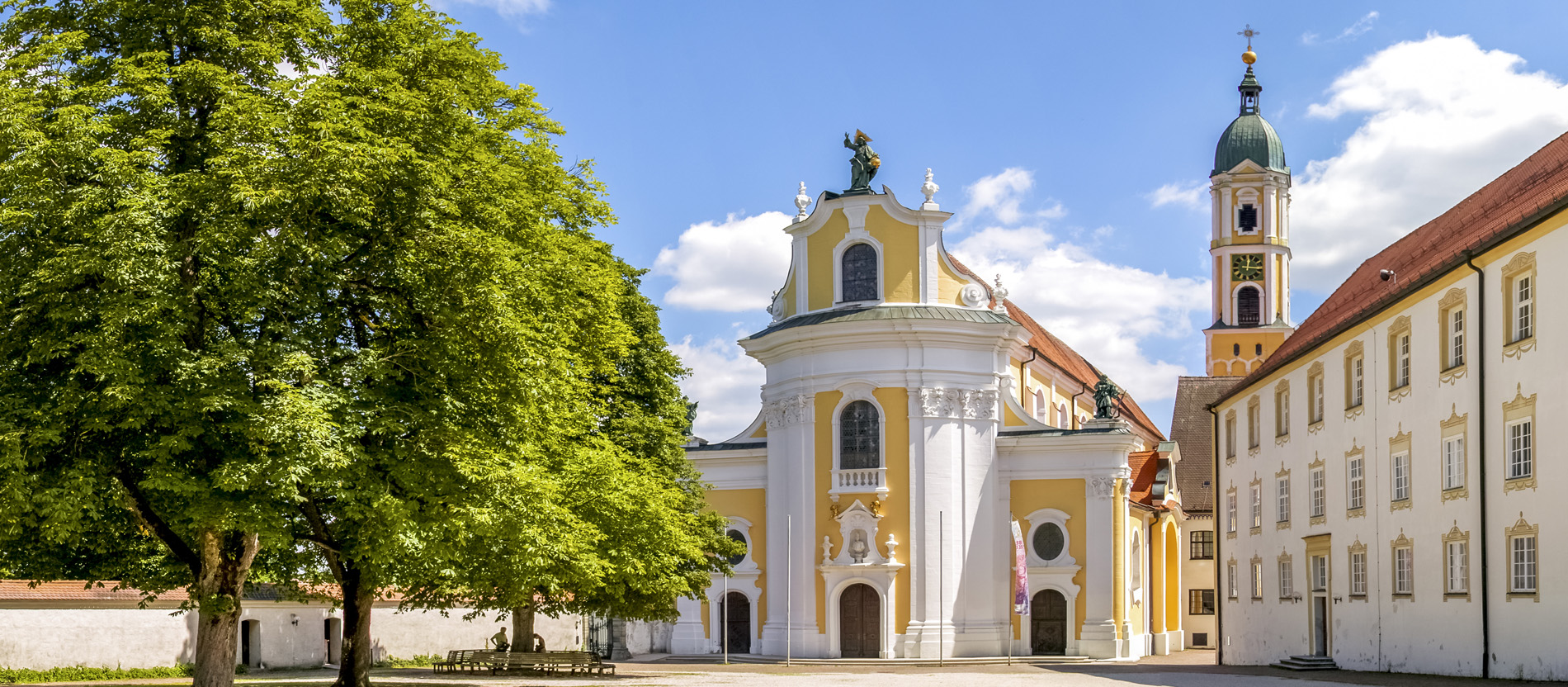 Die barocke Fassade der ehemaligen Klosterkirche St. Georg in Ochsenhausen