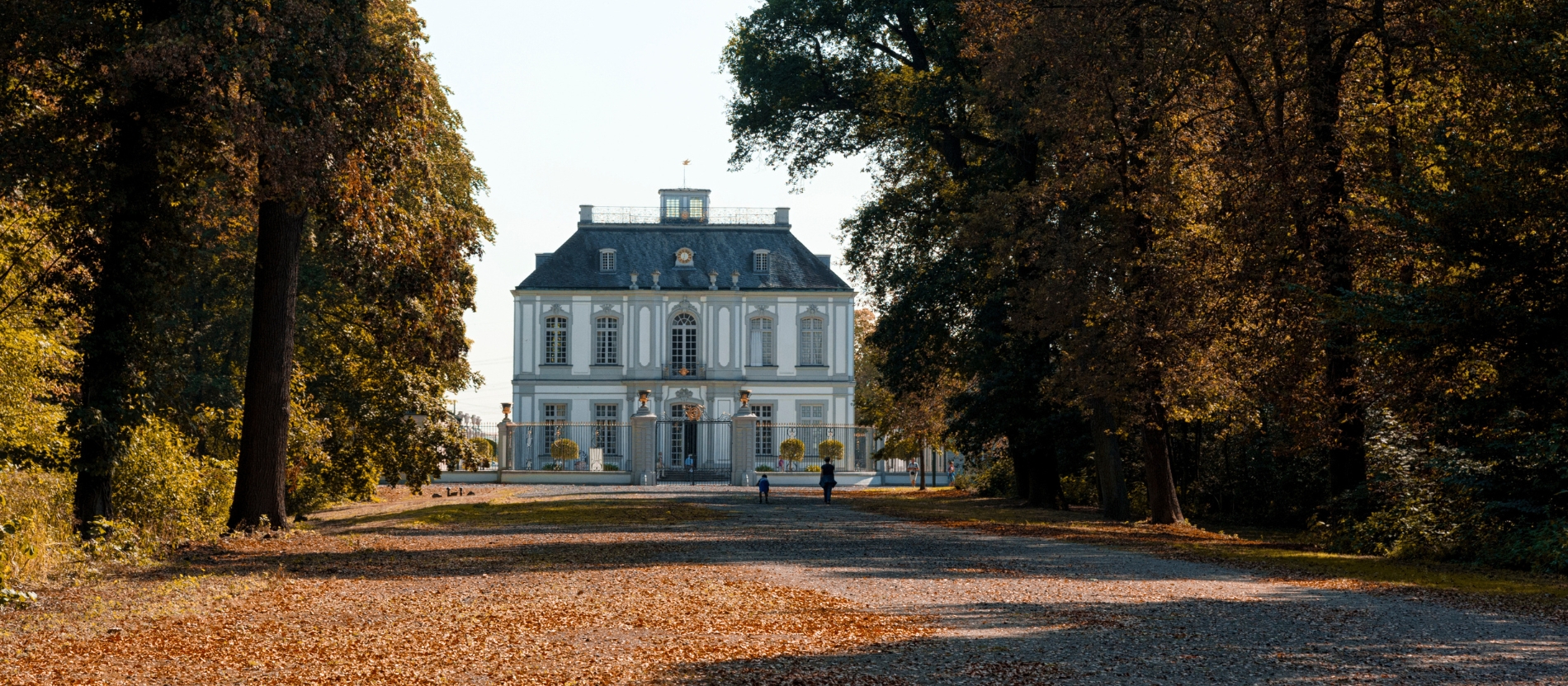 Das Jagdschloss Falkenlust wurde zwischen 1729 und 1737 erbaut. Es liegt etwa zwei Kilometer vom Hauptschloss entfernt und kann nur im Rahmen von Führungen besucht werden.  