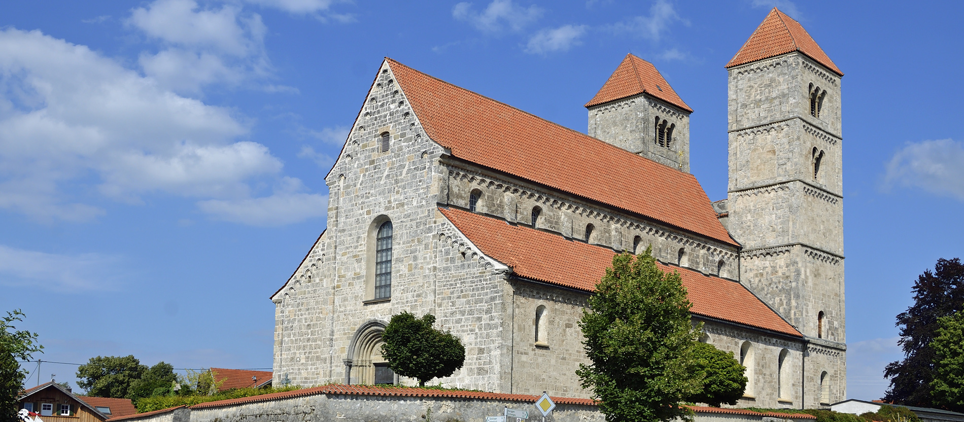 Die romanische Basilika St. Michael in Altenstadt.
