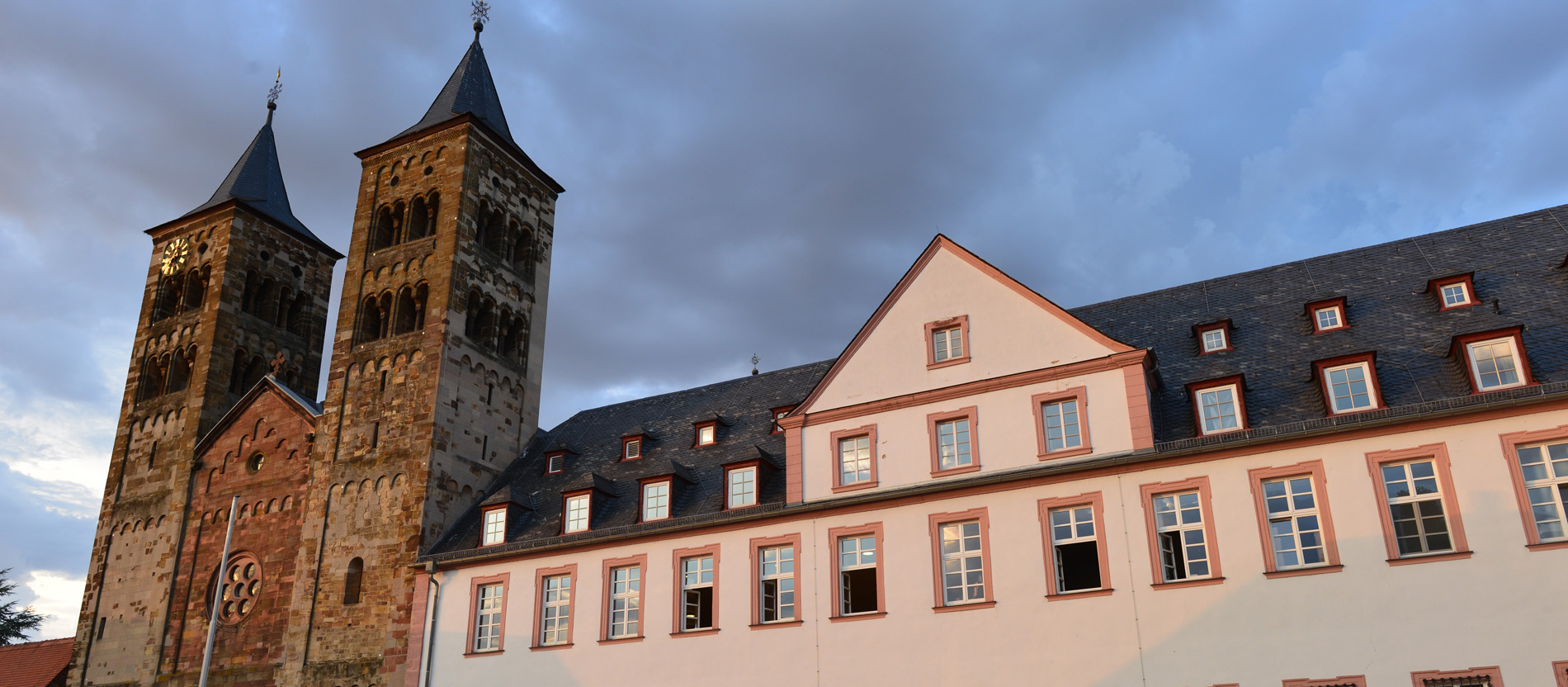 Blick auf das Kloster Ilbenstadt und die romanische Basilika.