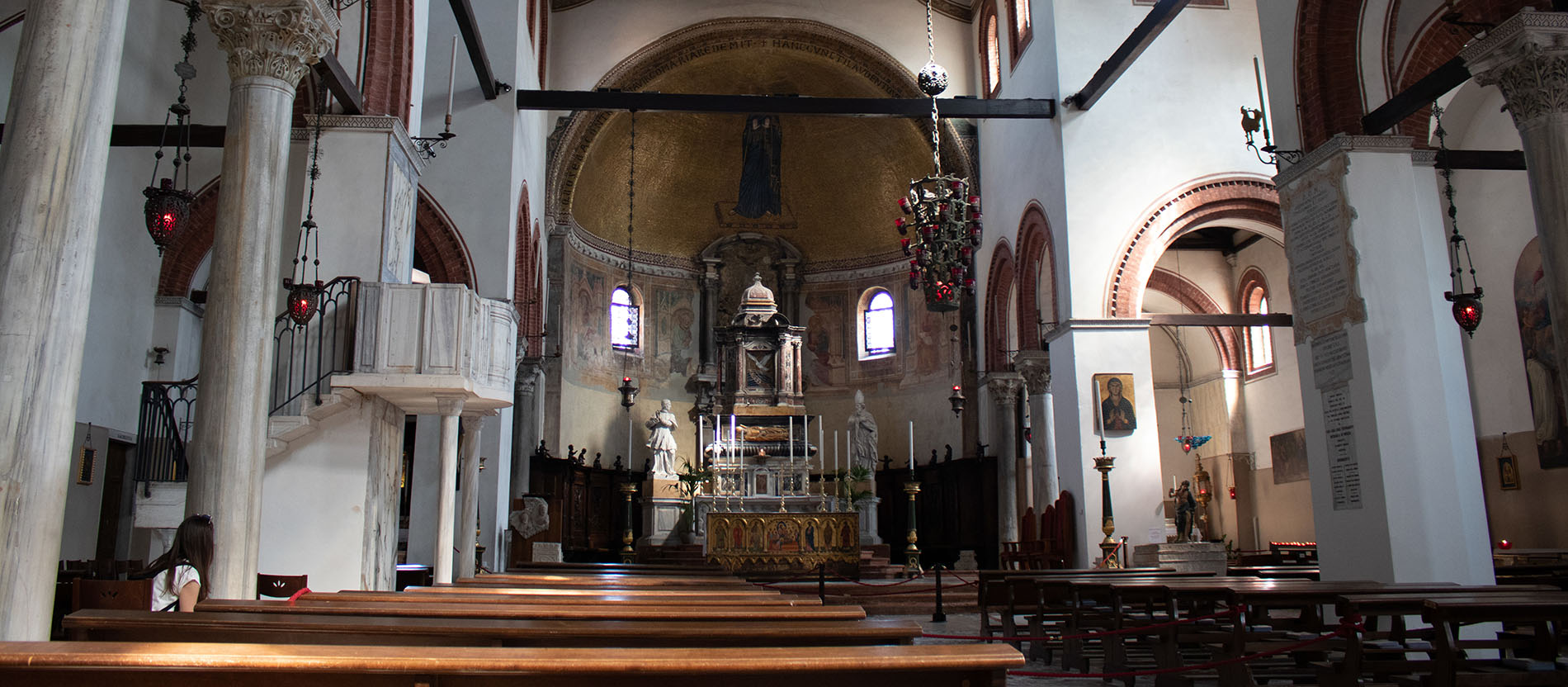 Ruhen in dieser Kirche Drachenknochen?