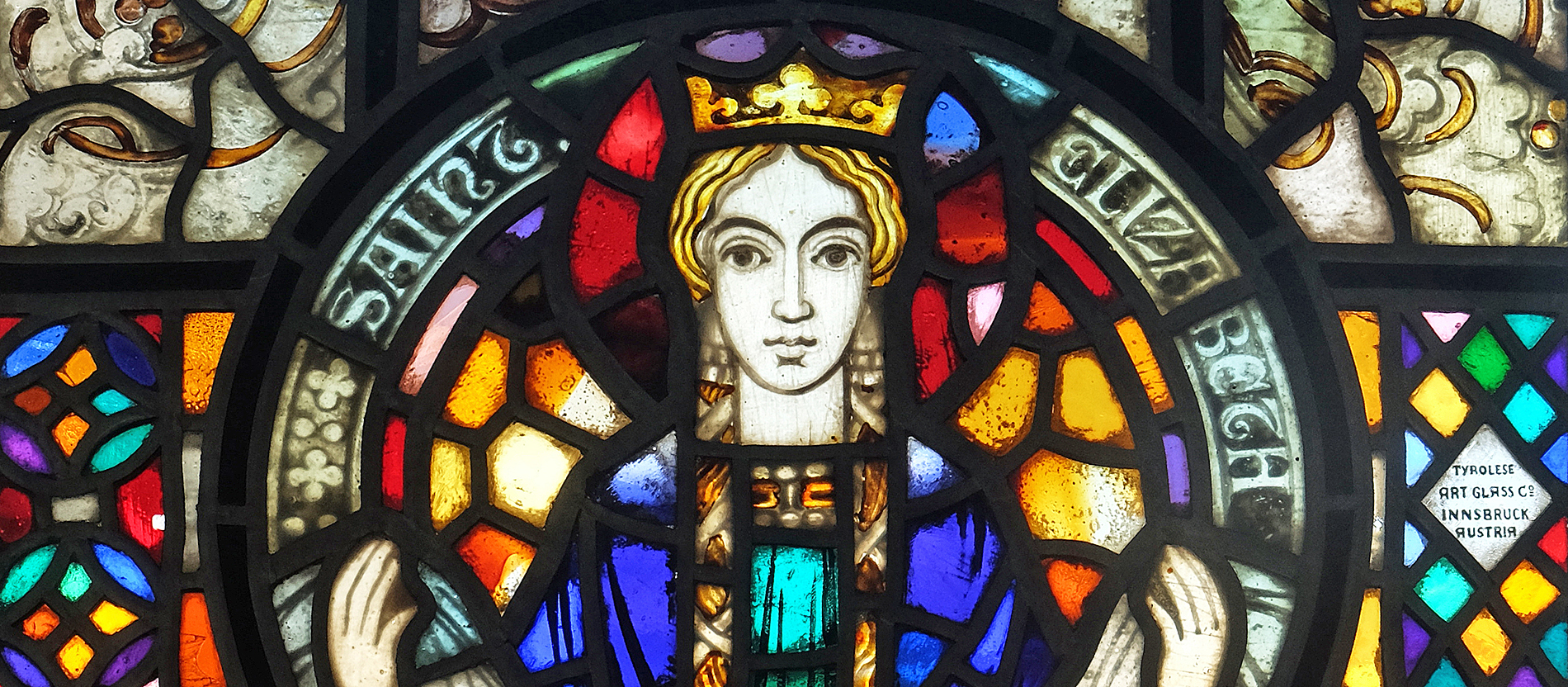 Ein Kirchenfenster zeigt die heilige Elisabeth von Thüringen.