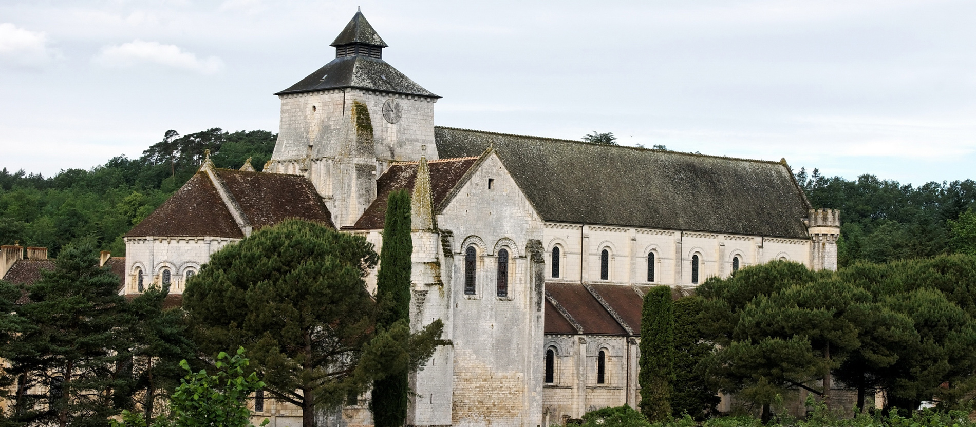 Die romanische Kirche der Abtei Fontgombault in Frankreich