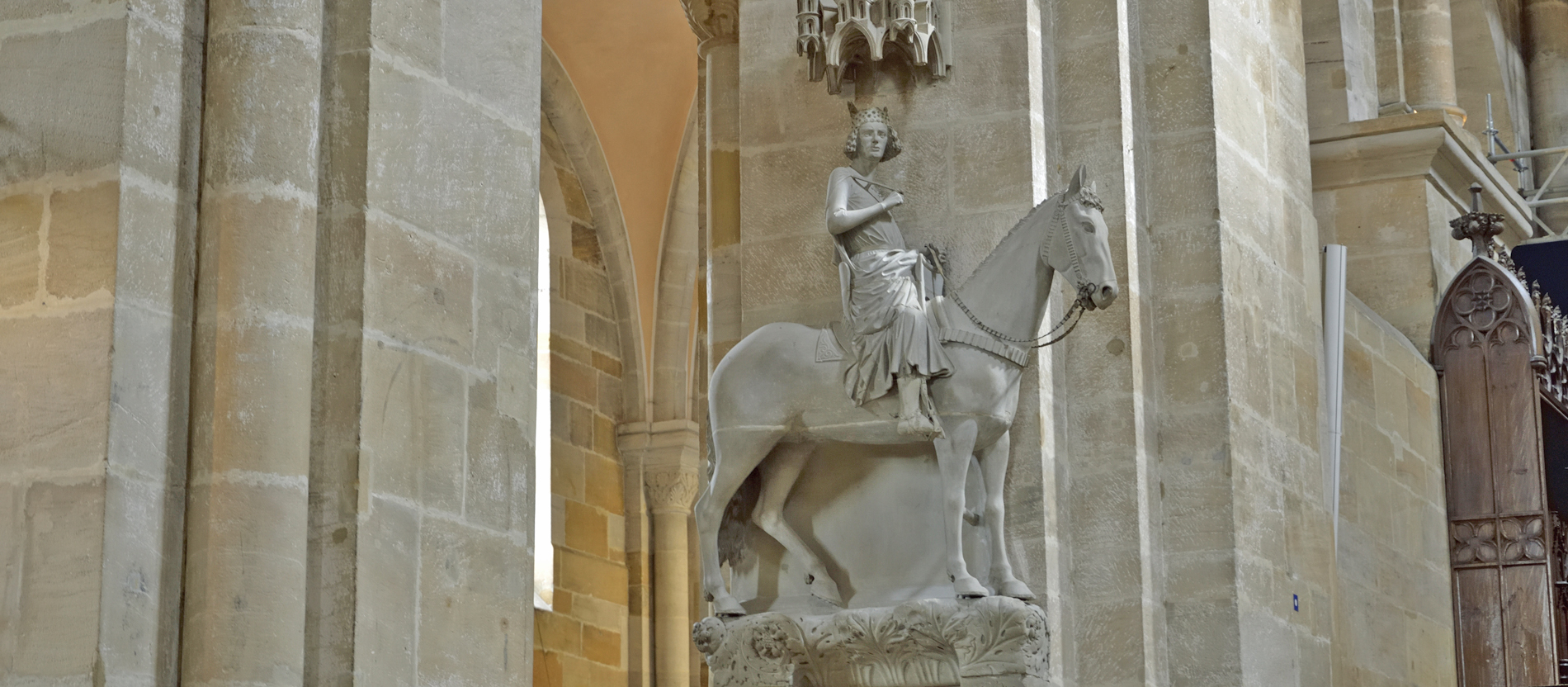 Eine Skulptur zeigt einen königlichen Reiter auf einem Pferd