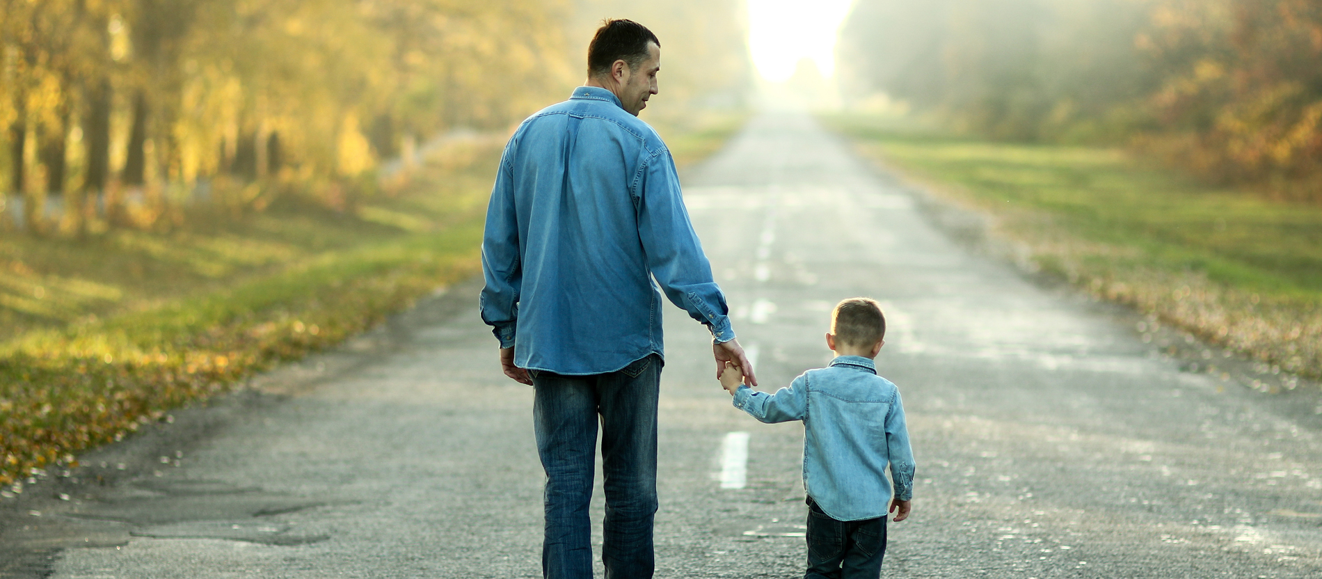 Vater und Sohn gehen Hand in Hand