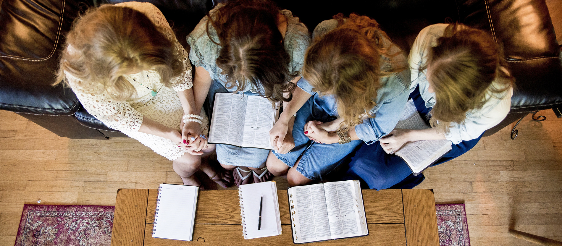 Frauen lesen in der Heiligen Schrift