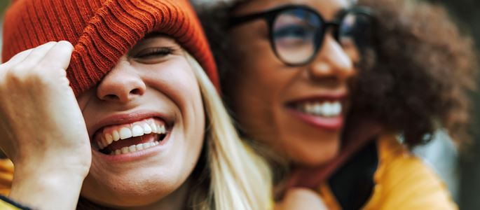 Zwei lachende Frauen