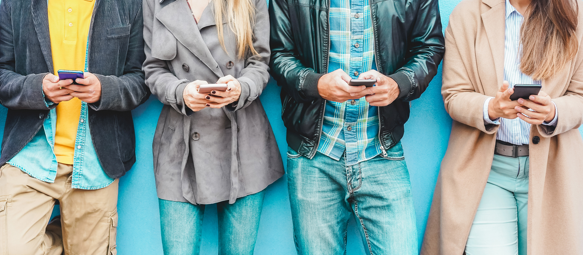 Eine Gruppe junger Menschen nutzt Smartphones