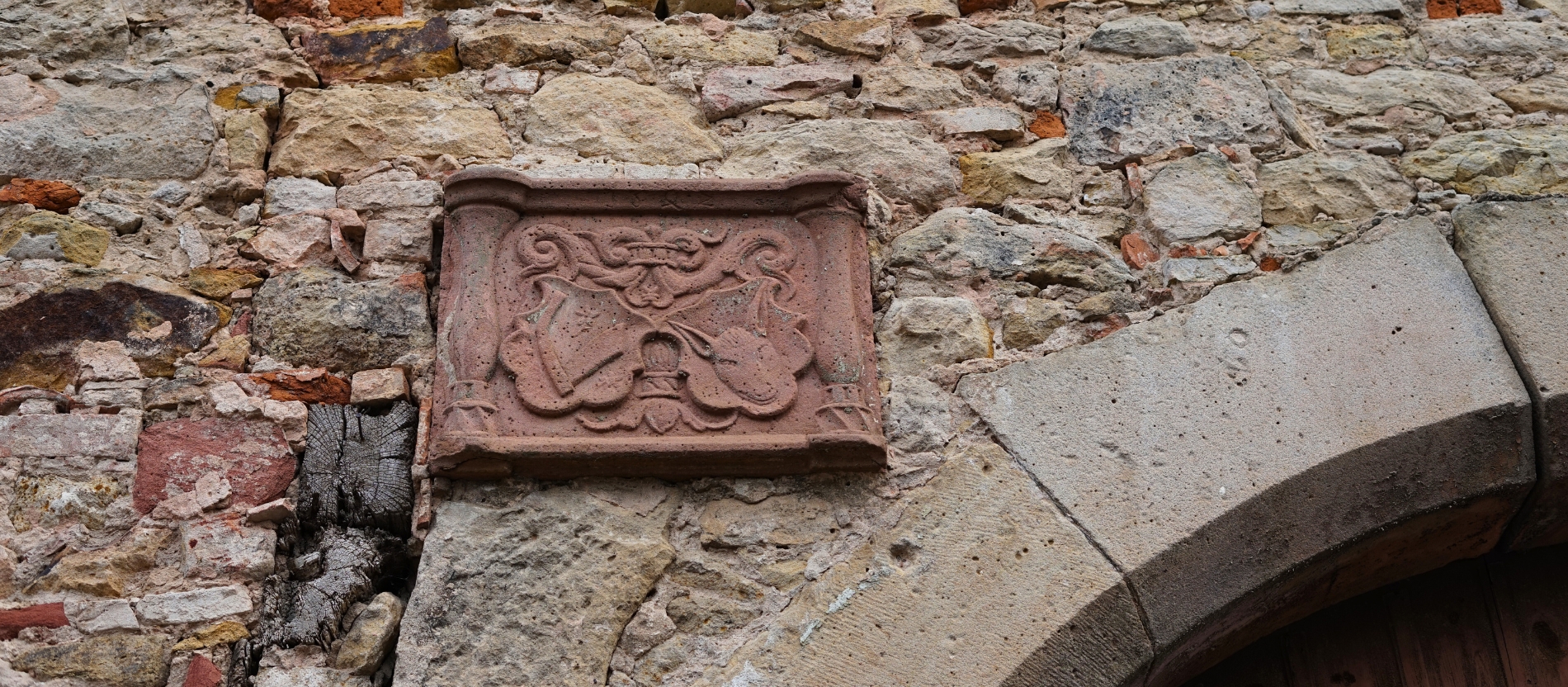 Im pfälzischen Kirrweiler hatten die Speyrer Bischöfe lange ihre Sommerresidenz. Nachdem das Schloss im 19. Jahrhundert zerstört wurde, verbauten die Kirrweilrer Steine aus ihm und anderen Gebäuden in ihren Häusern - Augen auf beim Besuch!