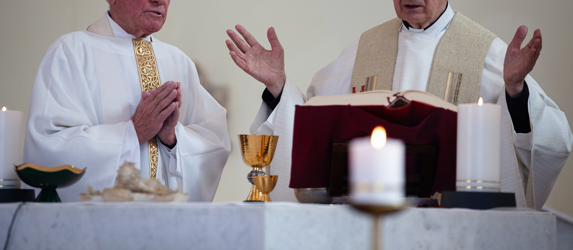 Zwei Priester konzelebrieren am Altar