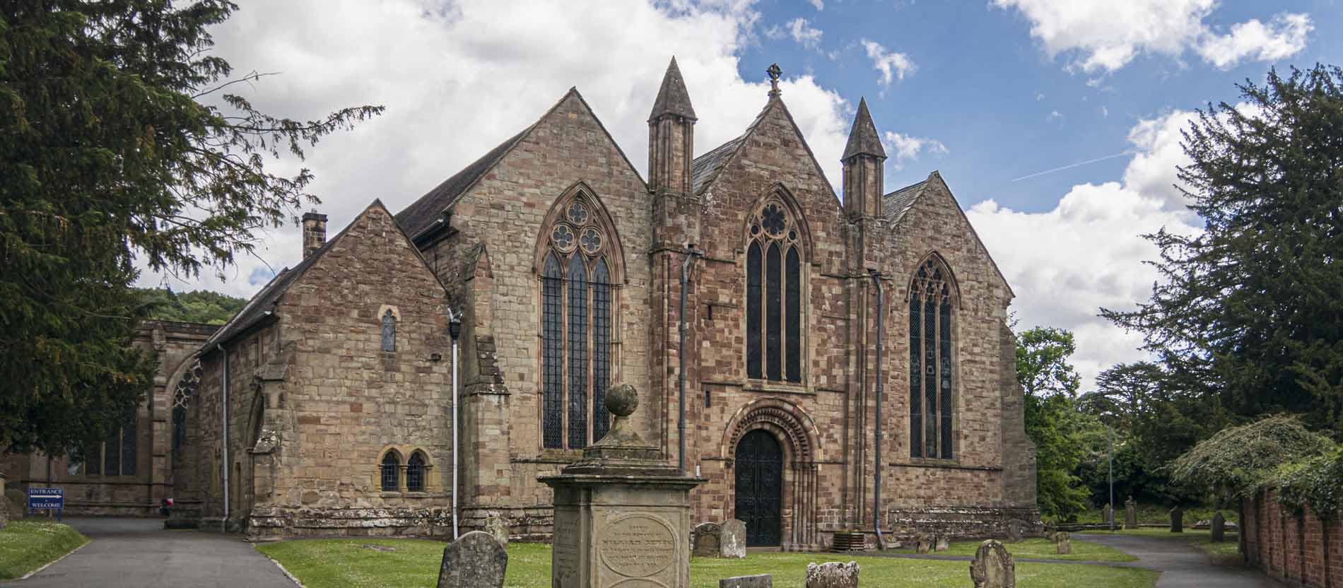 Ansicht der dreischiffigen Kirche St. Michael and All Angels im englischen Ledbury.