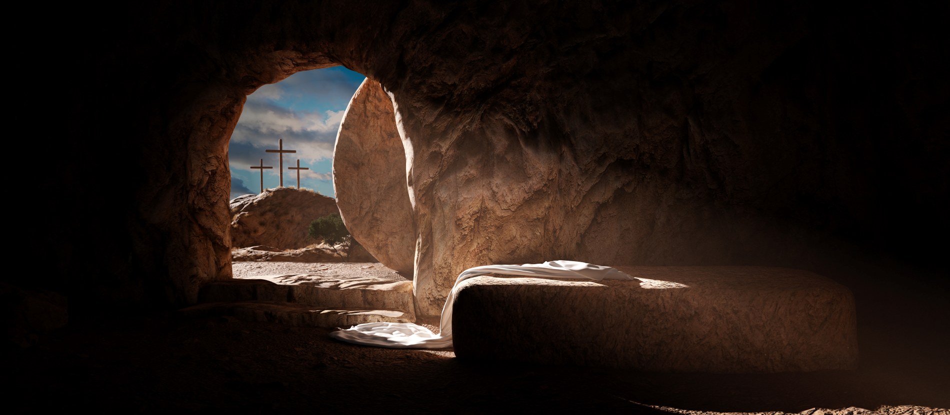 offenes Grab mit drei Kreuzen