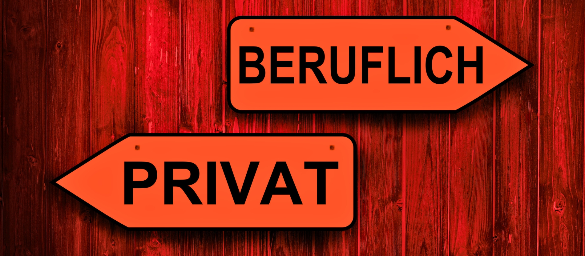 Zwei rote Schilder mit der Aufschrift "beruflich" und "privat"