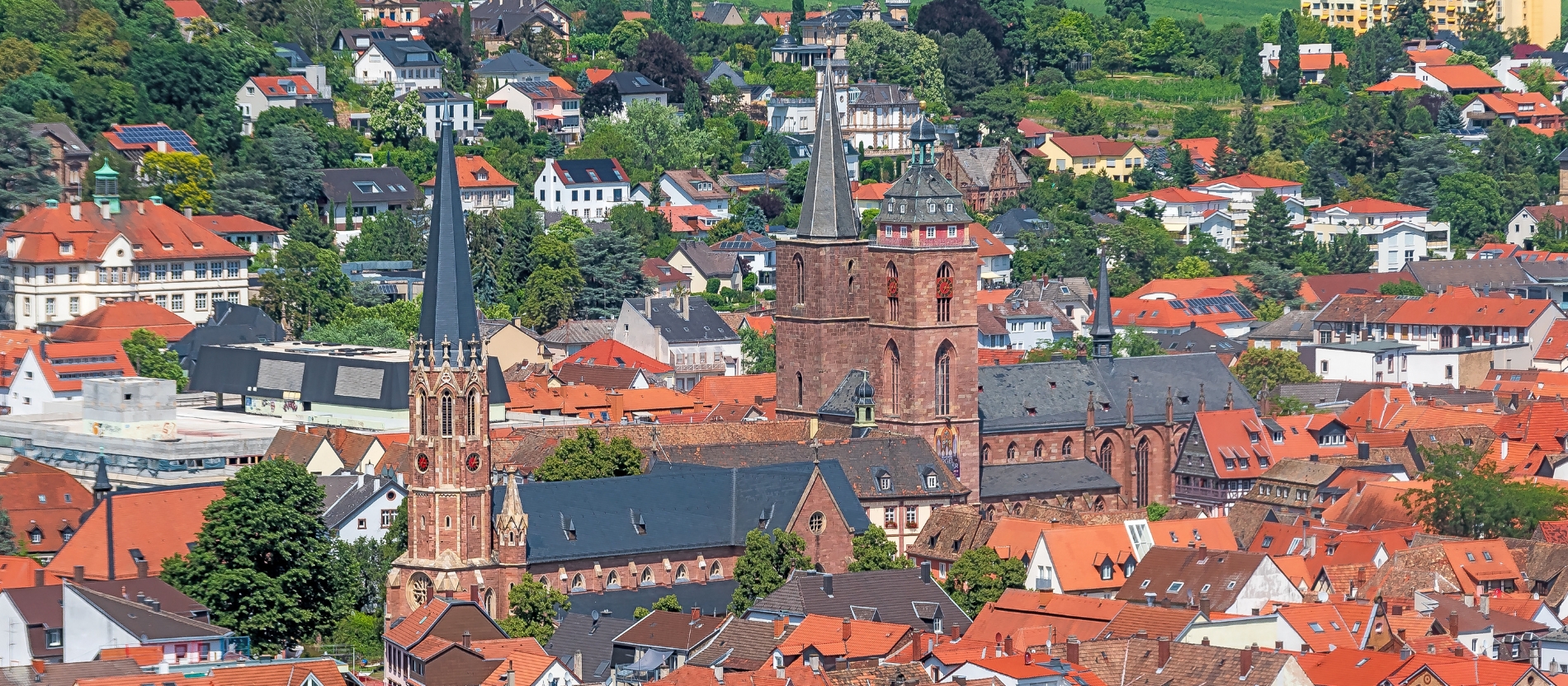 Unterhalb der beiden Türme der Stiftskirche startet der Martinusweg. Die Kirche im Herzen Neustadts wird seit dem 17. Jahrhundert als Simultankirche genutzt.