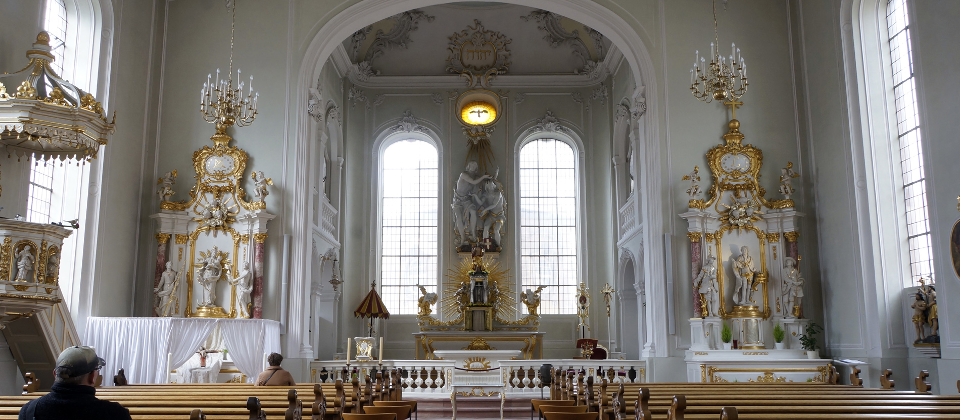 Der reich verzierte Innenraum der barocken Kirche St. Johann in Saarbrücken.