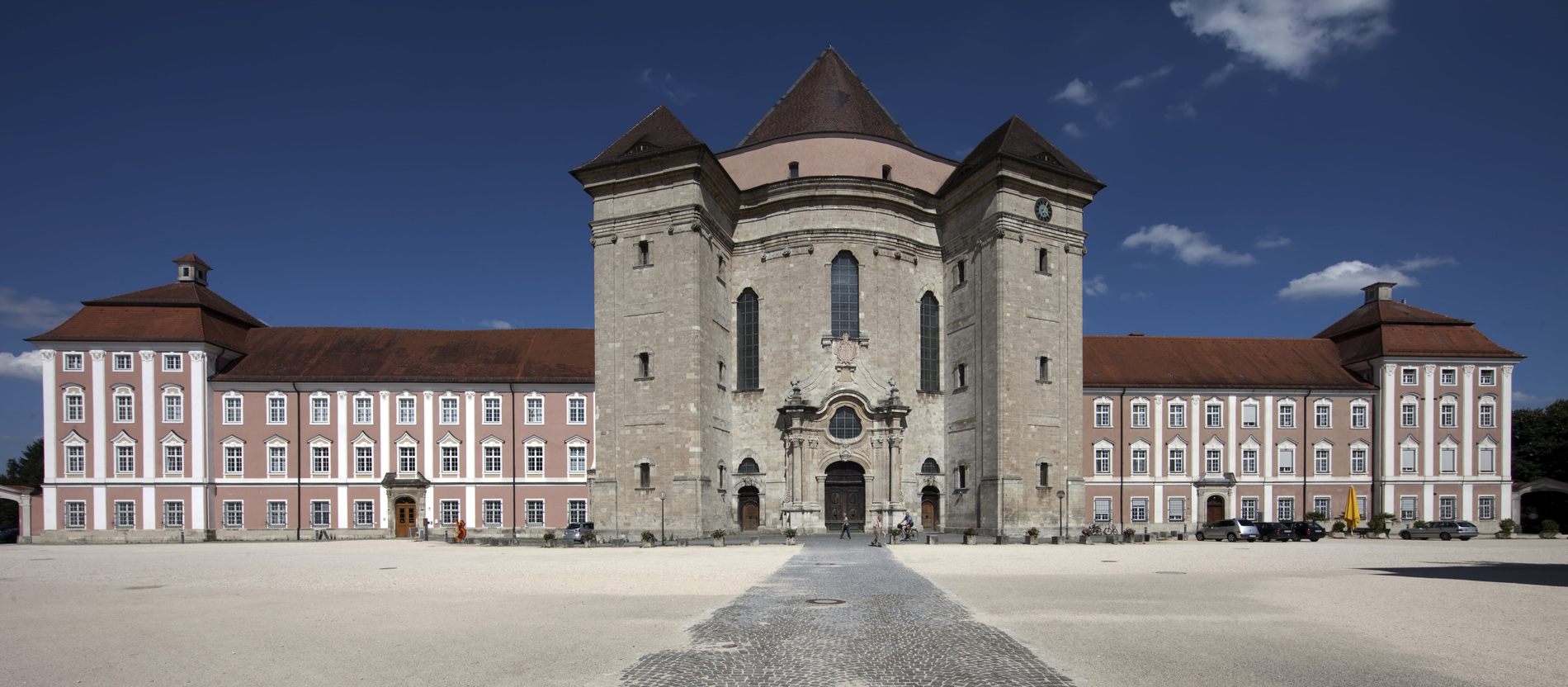 Die schlichte, geschwungene Fassade der Kirche St. Martin des Klosters Wiblingen bei Ulm.