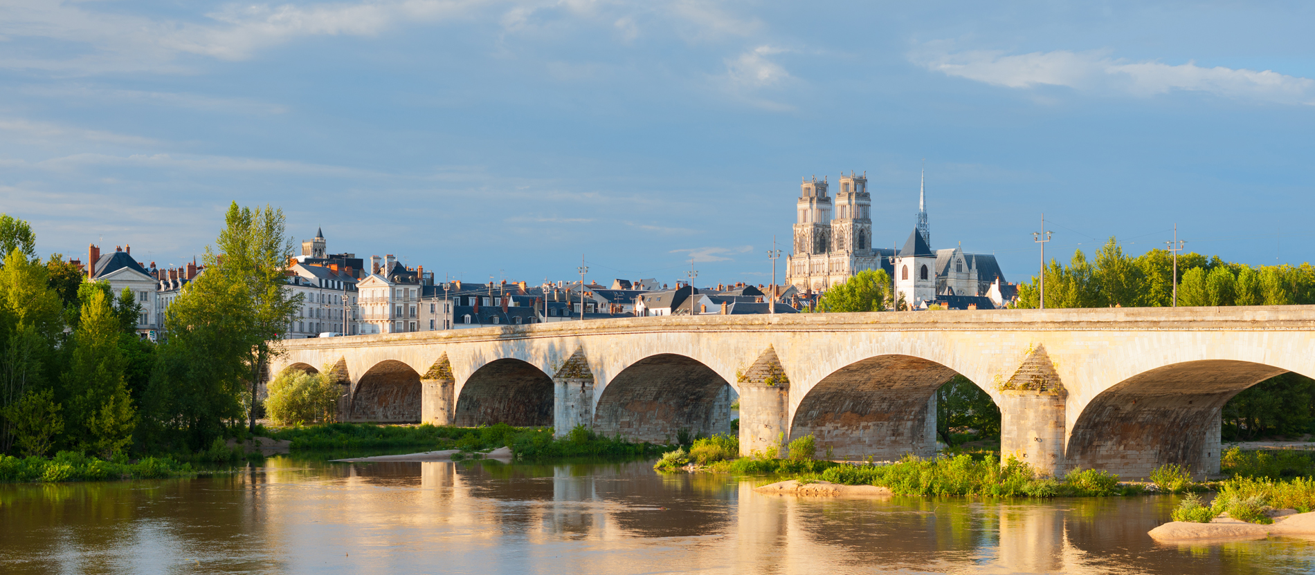 Blick über die Loire auf die Brücke und die Stadt von Orléans in Frankreich.