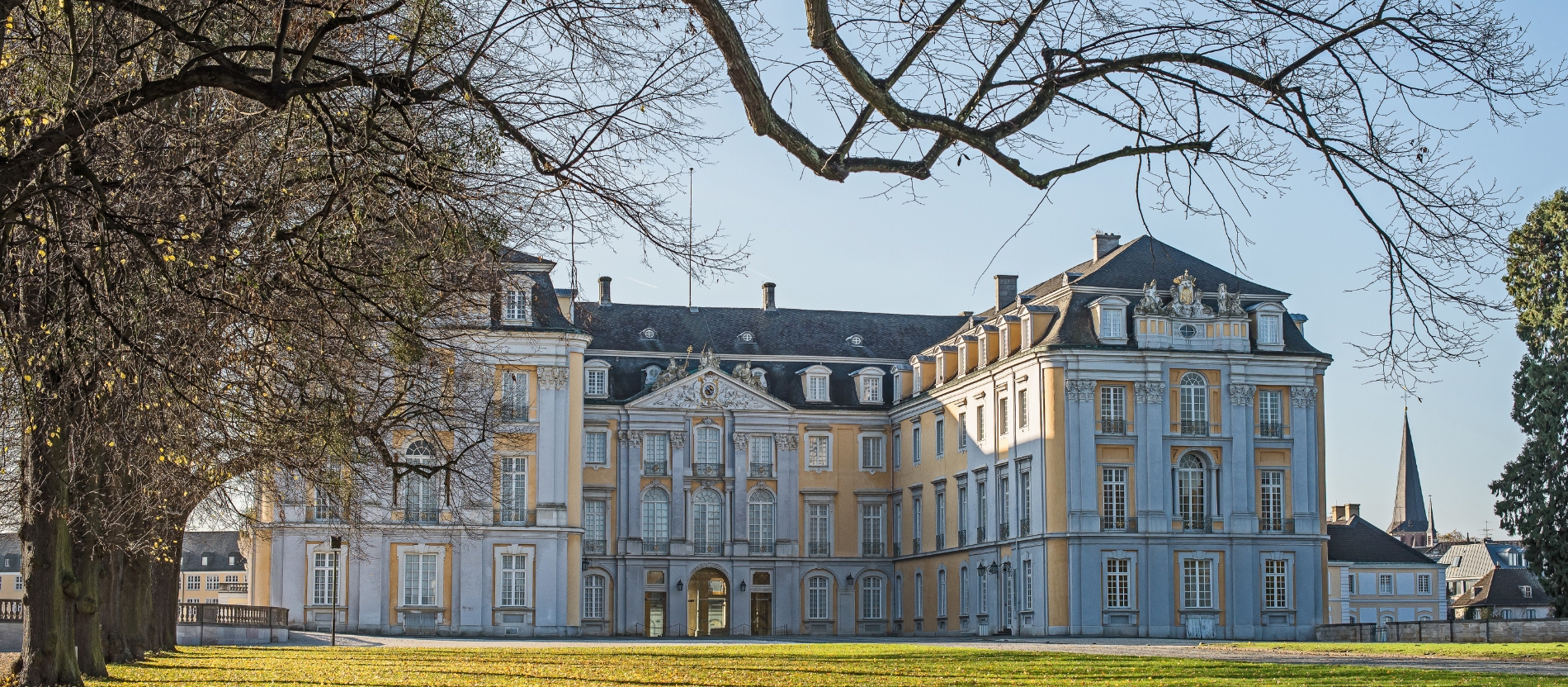 Besonders sehenswert ist das große Treppenhaus in Schloß Augustusburg. Die Anlage gilt als eine der bedeutendsten Rokoko-Anlagen Deutschlands.