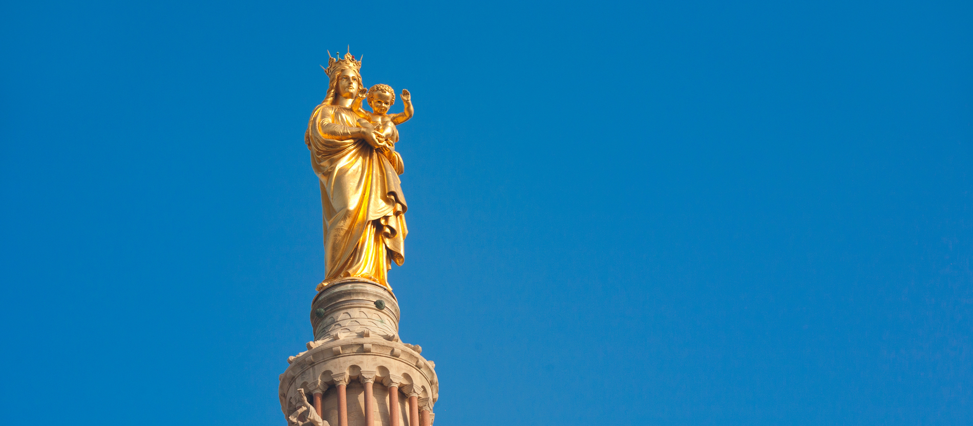 Die goldene Marienstatue auf dem Turm der Kirche Notre Dame de la Garde in Marseille, Frankreich.