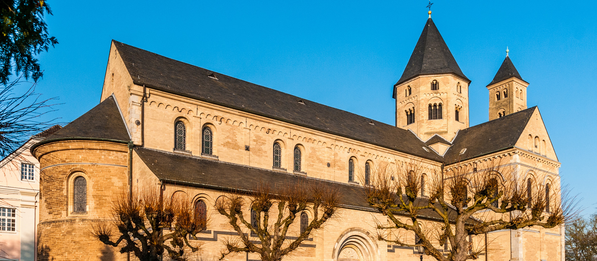 Die romanische Klosterbasilika St. Andreas in Knechtsteden bei Dormagen.