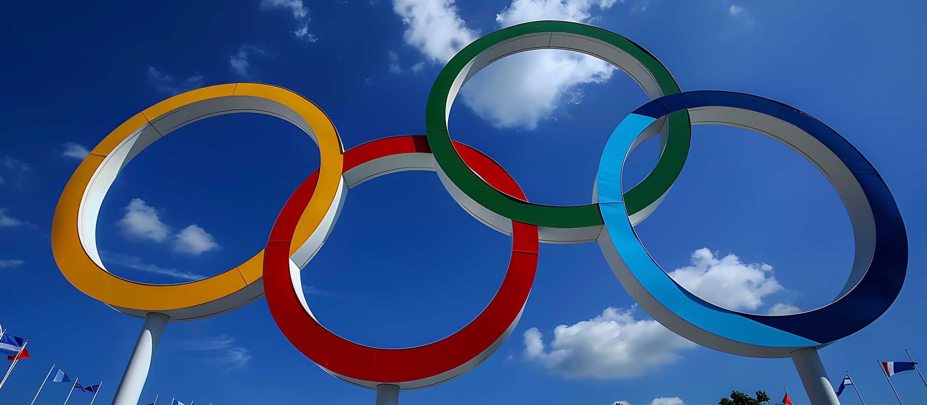 Die Olympischen Ringe vor blauem Himmel.
