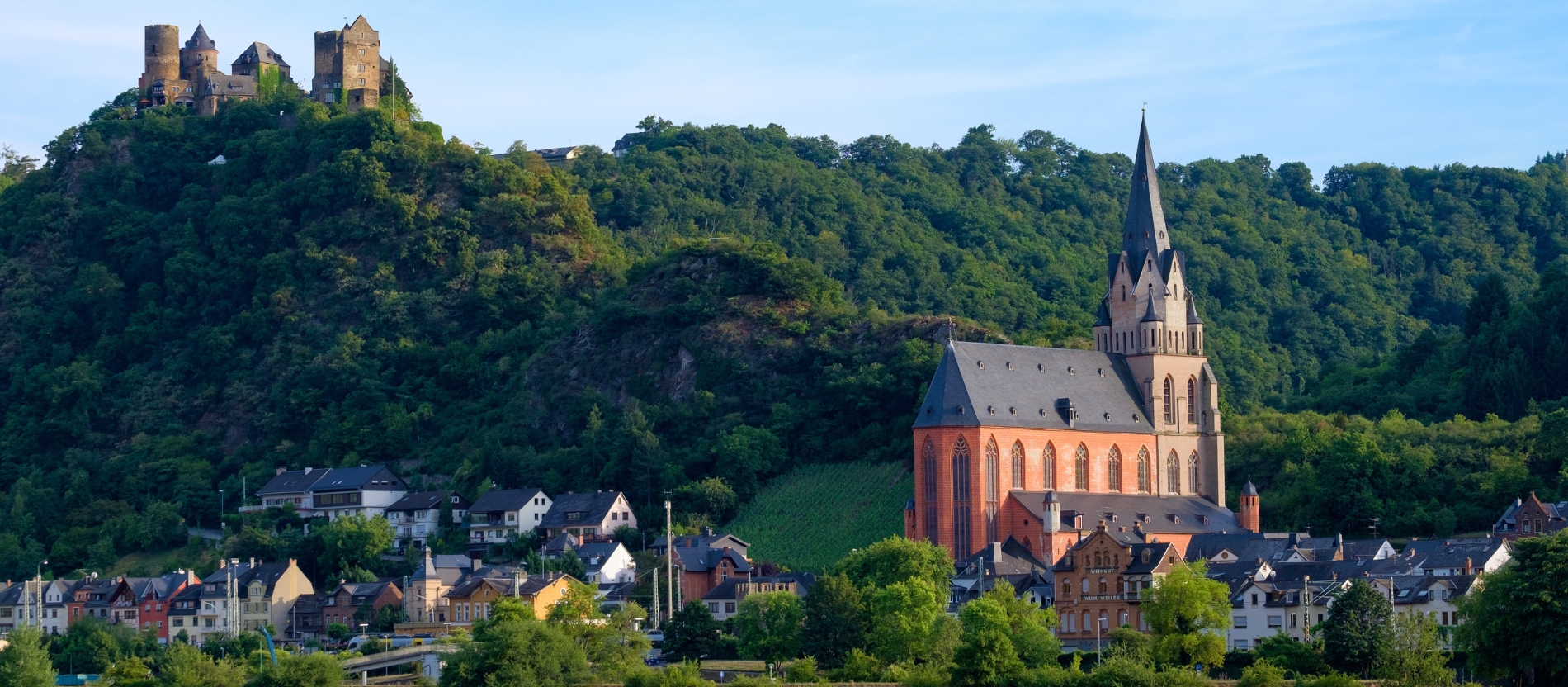 Rund um die Kirche laden verschiedene Wege zum Wandern ein. Auch der Rheinburgenweg führt direkt an Liebfrauen vorbei. 