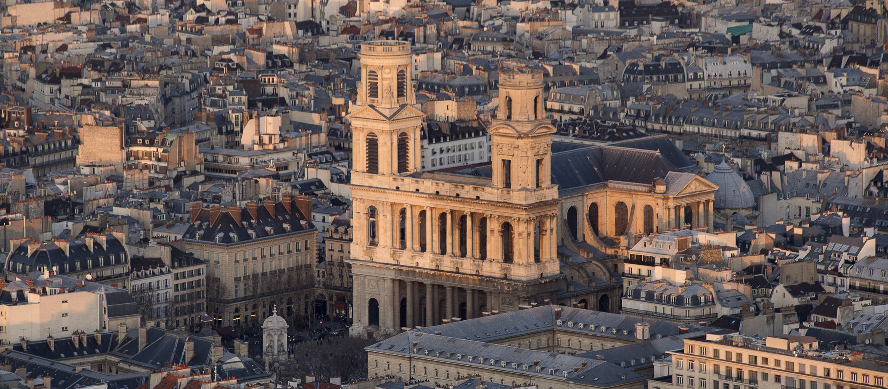 Flammen schlagen aus zweitgrößter Kirche von Paris