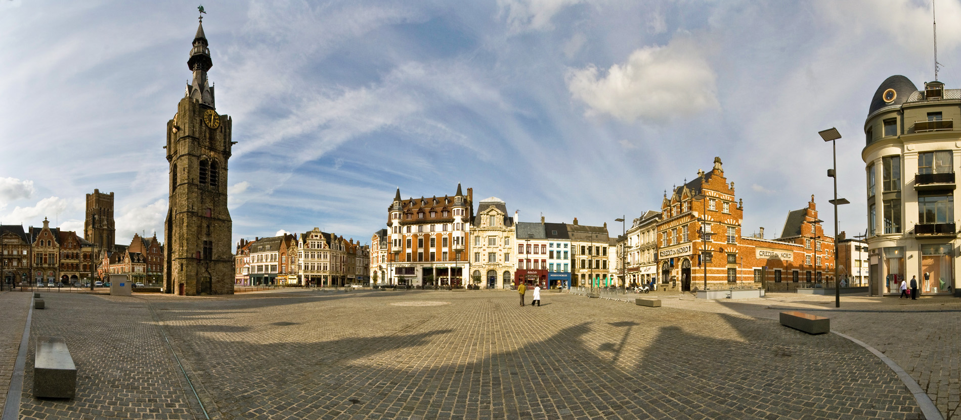 Blick über den Marktplatz der nordfranzösischen Stadt Béthune mit Belfried und Kirchturm.