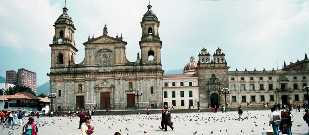 Blick auf die Kathedrale und die erzbischöfliche Kurie in Bogotá, Kolumbien.