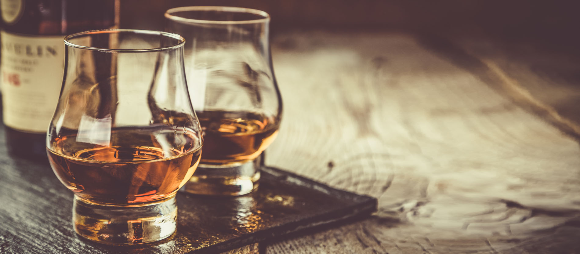 Zwei Gläser mit Whisky