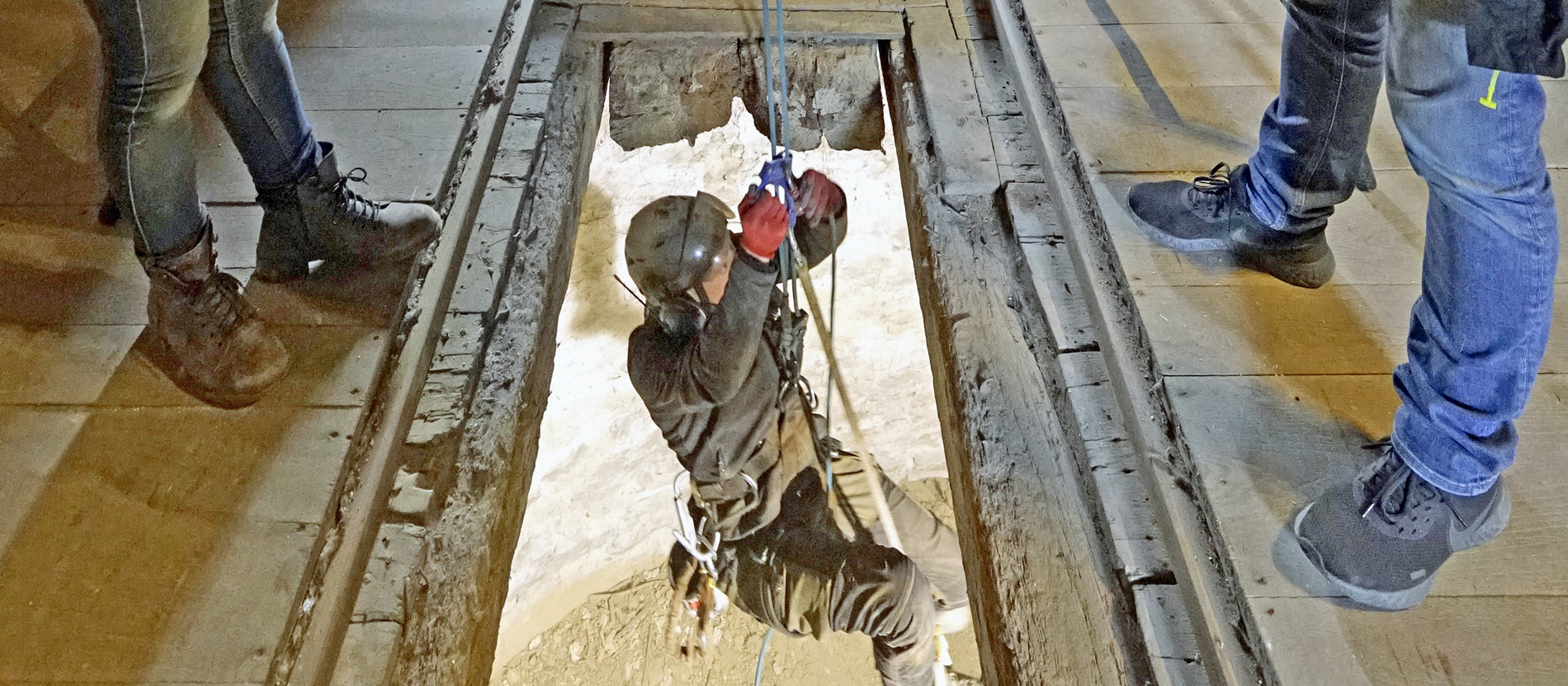 Kletterer wird abgeseilt