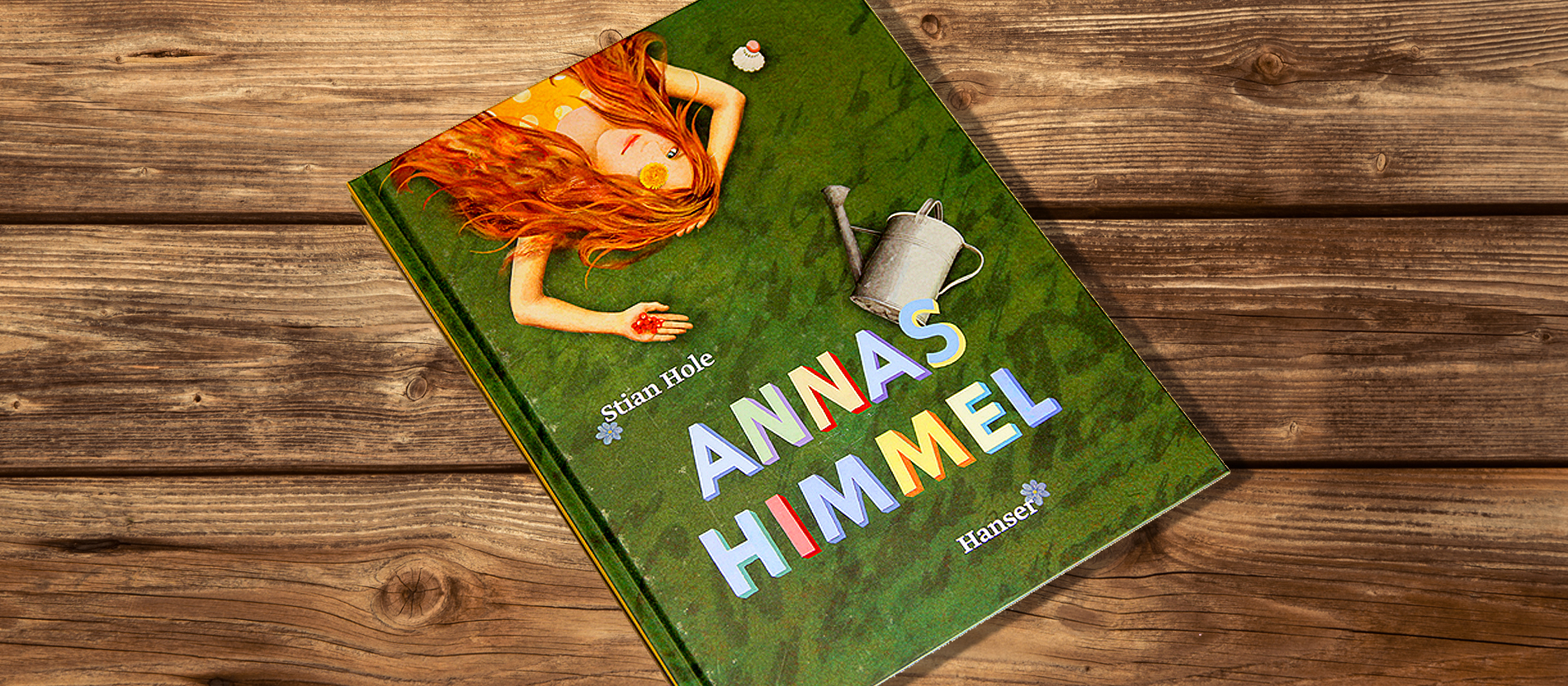 Cover des Buches "Annas Himmel" von Stian Hole vor einem dunklen Hintergrund aus Holz
