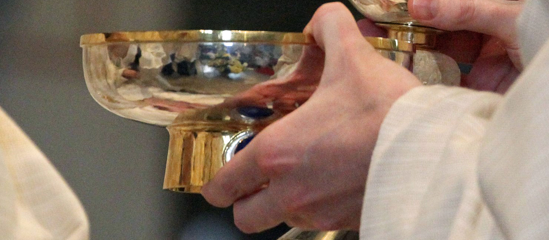 HOSTIENSCHALE: Hostien (lat. Opfer) sind kleine flache Oblaten aus Mehl und Wasser, die in der Eucharistie zum Leib Christi gewandelt werden. Aus der vergoldeten Hostienschale werden sie als Kommunion an die Gläubigen ausgeteilt. 