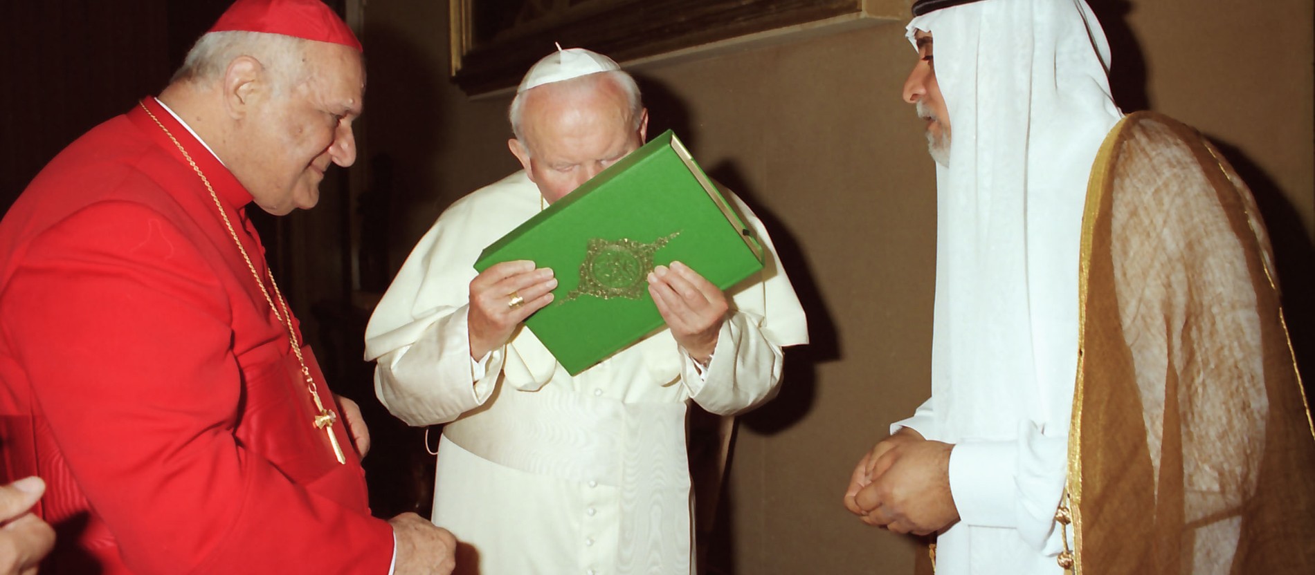 Papst Johannes Paul II. küsst den Koran
