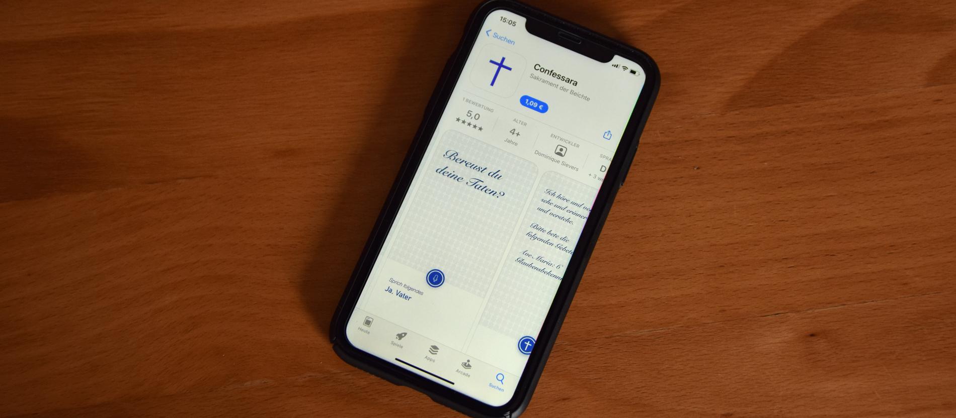 Ein Smartphone liegt auf einem Tisch, geöffnet ist die App Confessara