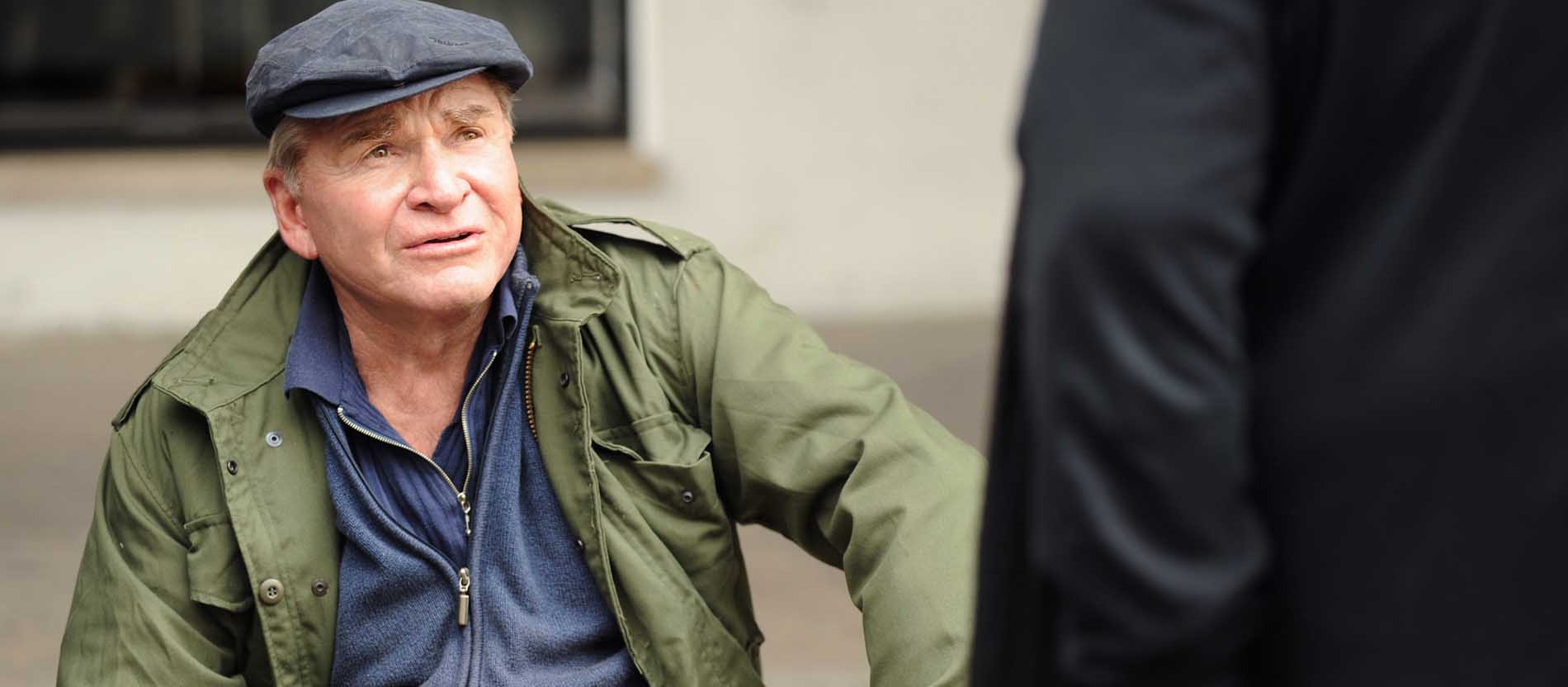 So hat man ihn bisher selten gesehen: Bürgermeister Wöller (Fritz Wepper) bettelt auf der Straße. Auch das bringt die 15. Staffel.