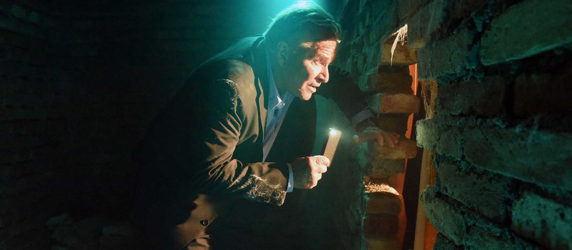 Wie tragisch: Bürgermeister Wöller (Fritz Wepper) ist im Klosterwald in einen vergessenen Höhlenschacht gefallen.