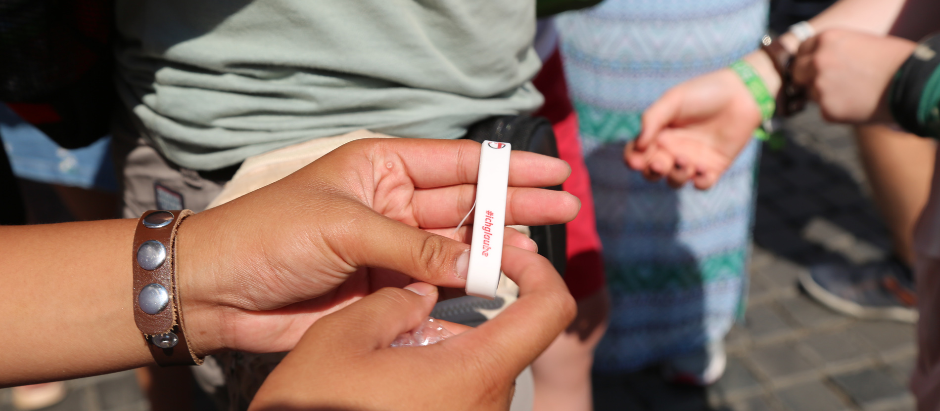 Von der katholisch.de-Redaktion bekamen die Ministranten weiße Armbänder.