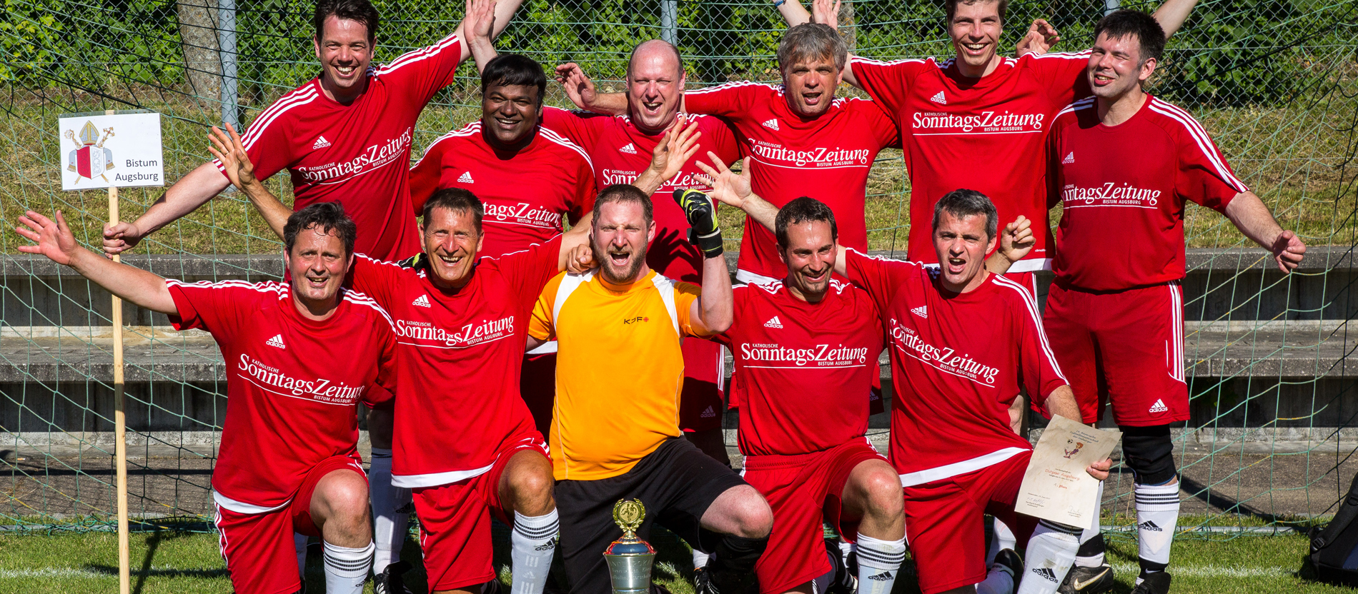 Eine jubelnde Fußballmannschaft