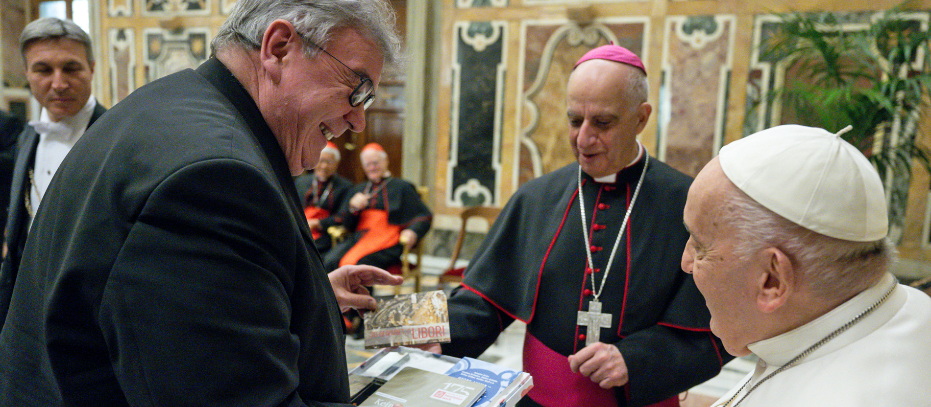 Monsignore Georg Austen spricht mit Papst Franziskus