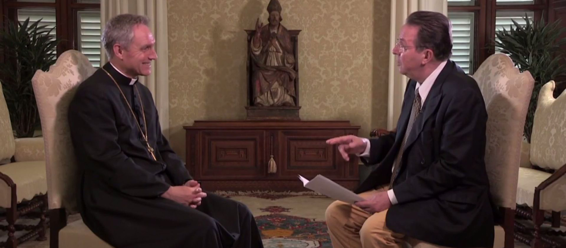 Kurienerzbischof Georg Gänswein im Interview mit Journalist Paul Badde.