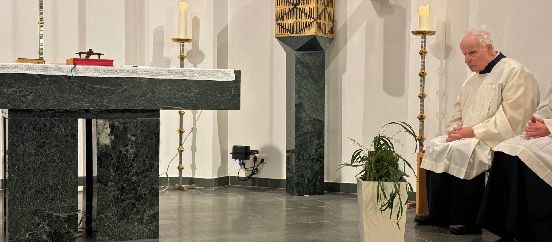 Jeden Samstag dient Scherer bei der Messe in der Kapelle des Christlichen Krankenhauses in Unna.