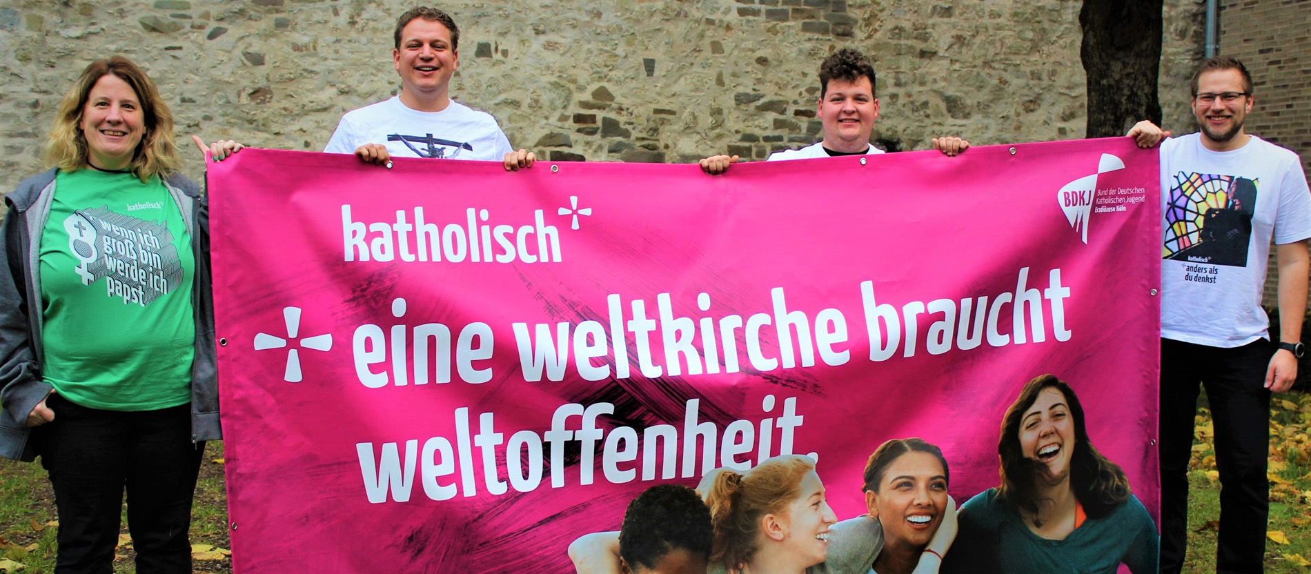 Mitglieder des BDKJ halten ein Transparent mit der Aufschrift "Katholisch* - eine Weltkirche braucht Weltoffenheit".