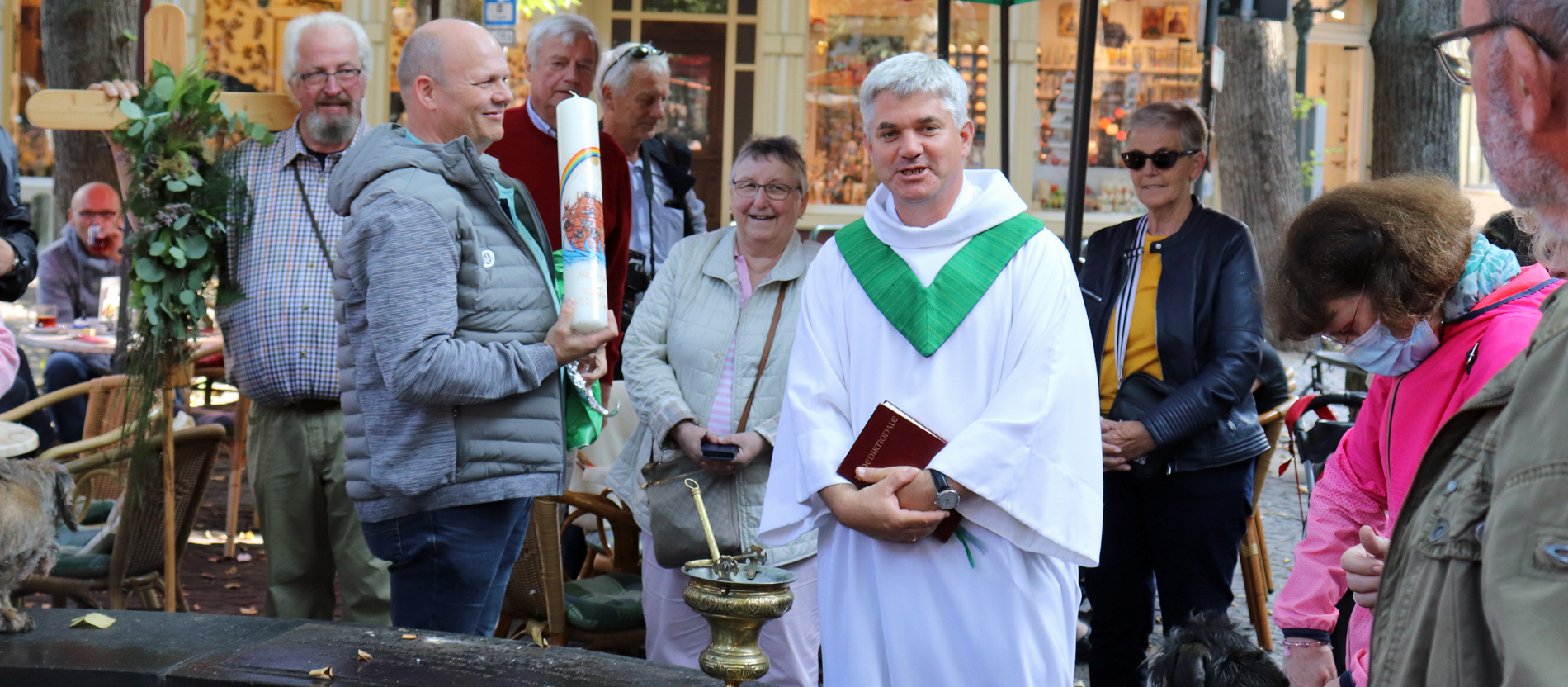 Ein Pastoralreferent hat die Kerze der Wallfahrt der Dackelfreunde gesegnet.